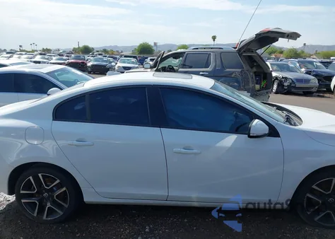 2017 Volvo S60 T5 Dynamic z USA, uszkodzony, nr VIN YV126MFL6H2423997